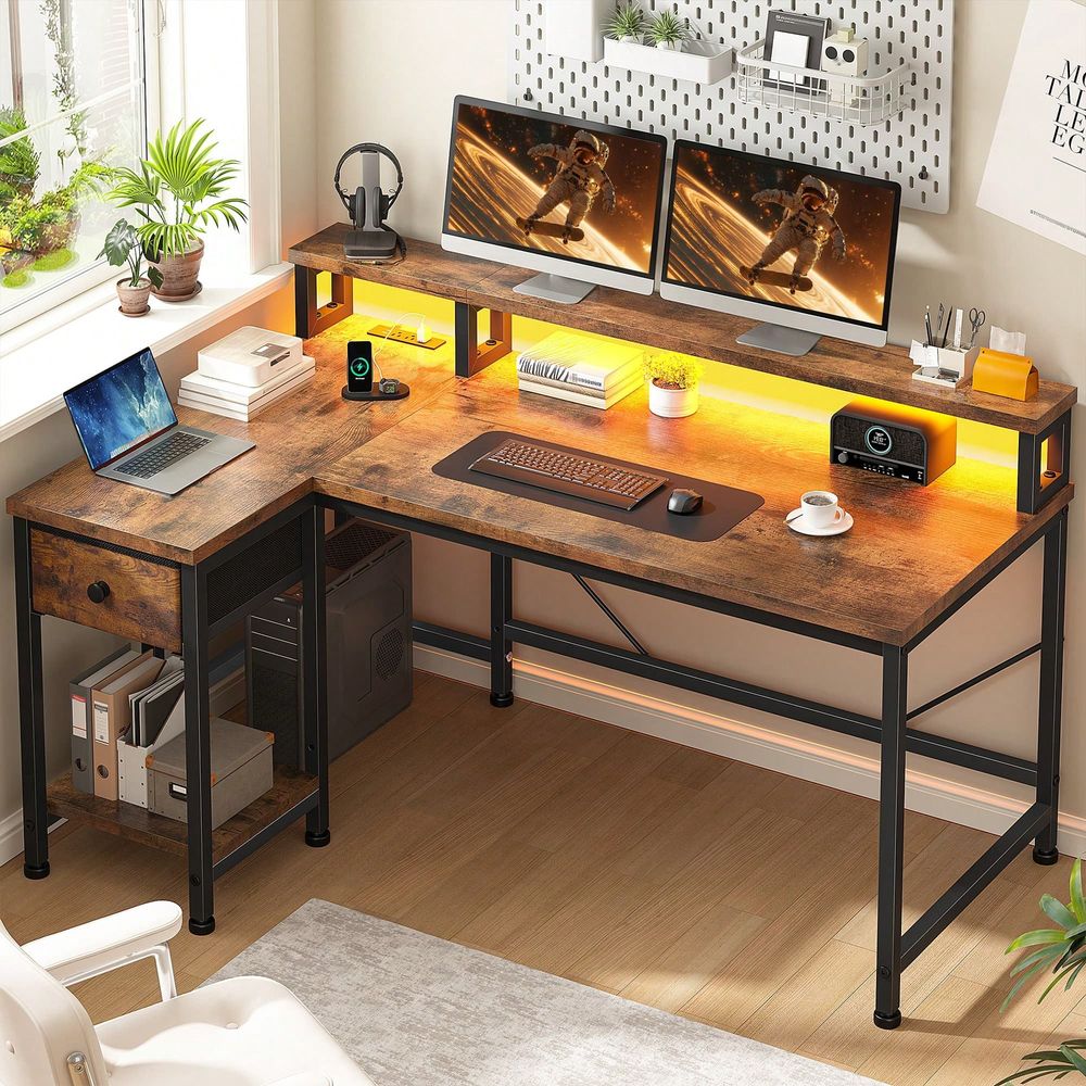 Home Office L Shaped Desk - ブラウンのL字型ゲーミングデスク（電源コンセント付き）、LEDライト付き引き出し付きコンピューターデスク、人間工学に基づいたモニタースタンド付きホームオフィスデスク